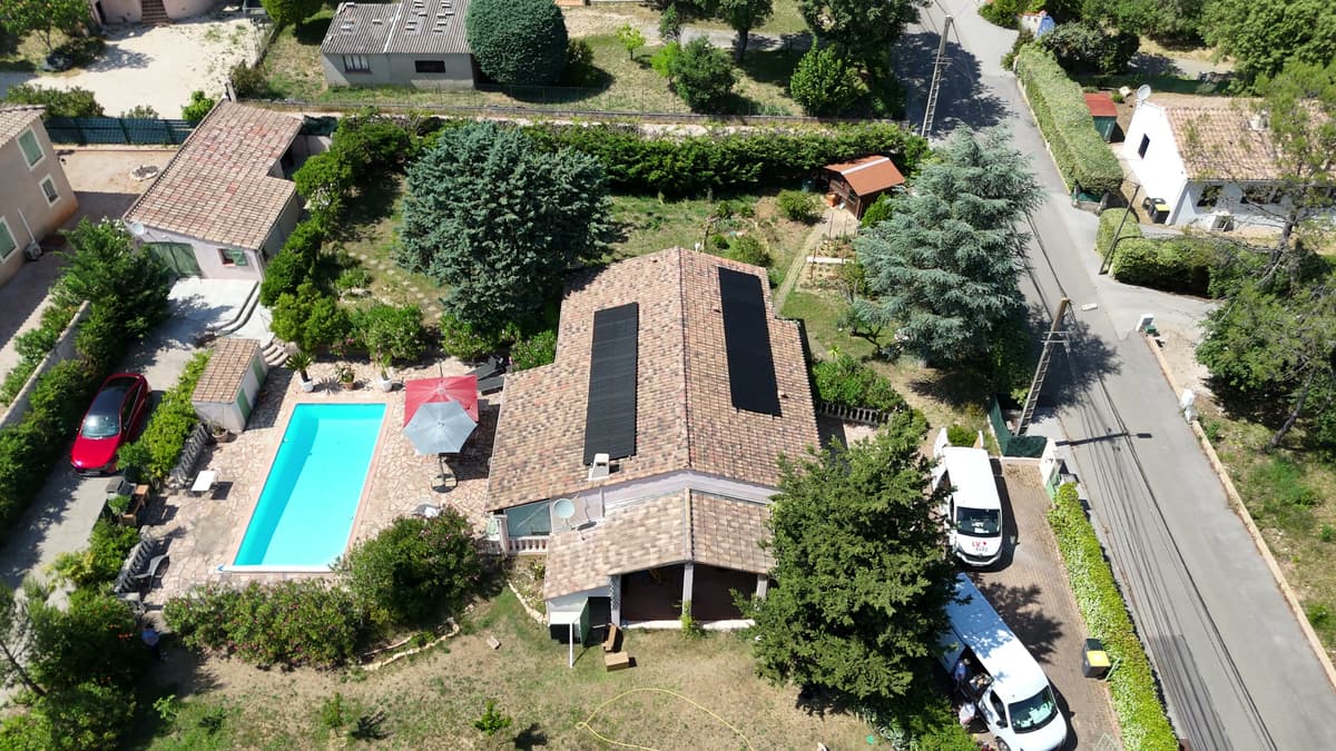 Installation photovoltaïque terminée sur pavillon avec piscine, vue drone — Côte d'Azur