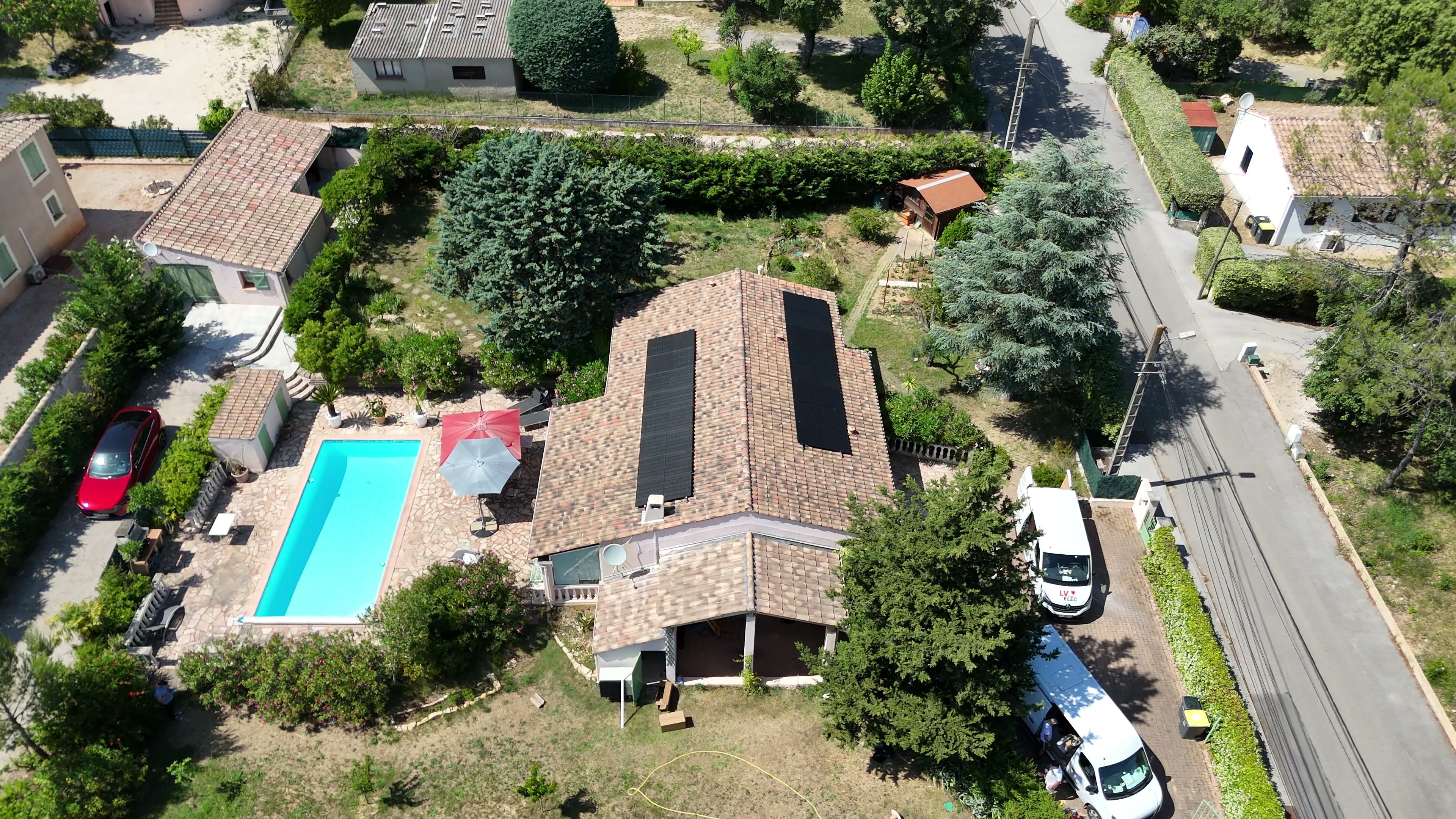 Installation photovoltaïque terminée sur pavillon avec piscine, Côte d'Azur