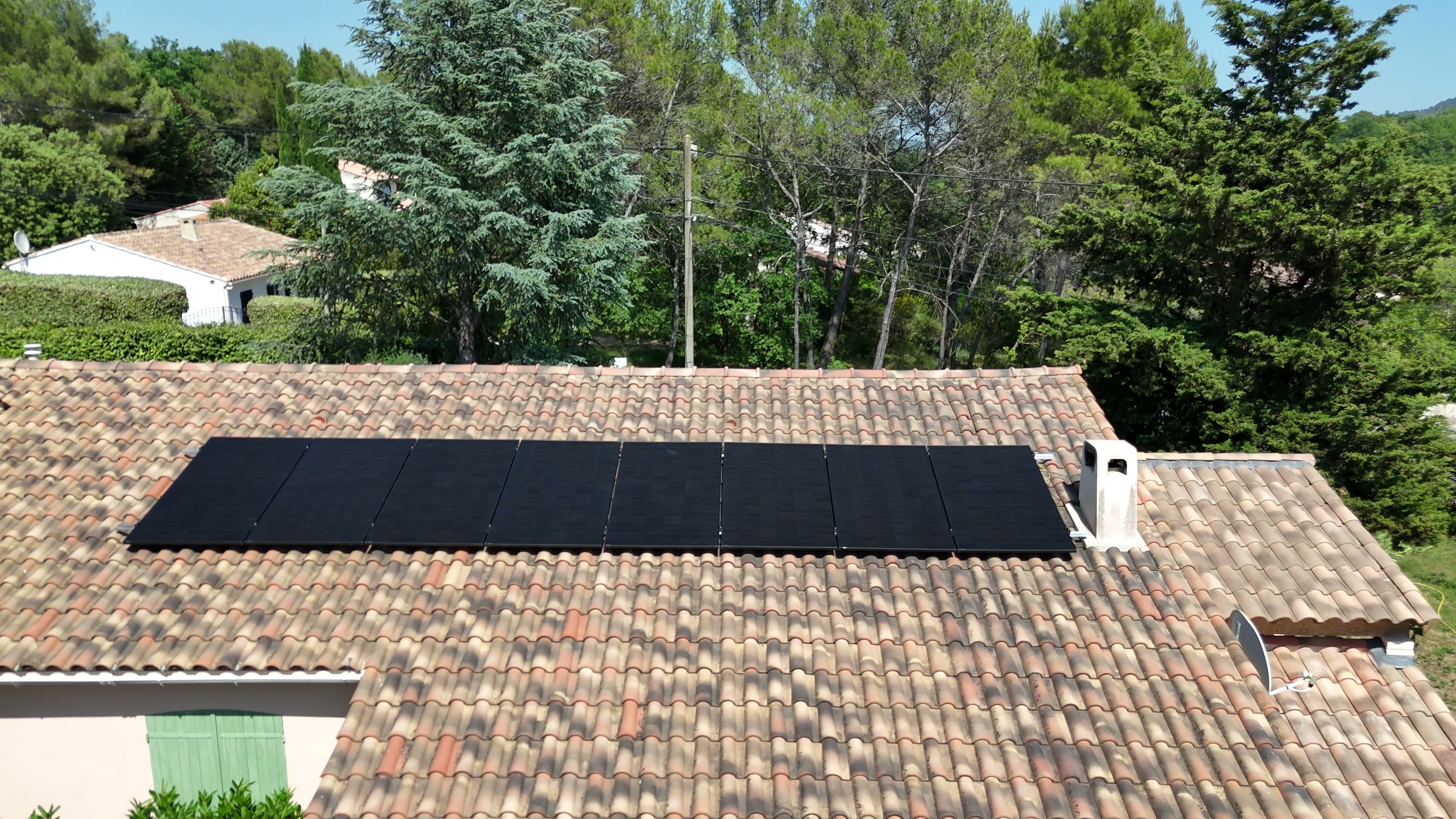Panneaux solaires intégrés sur toiture en tuiles, environnement méditerranéen