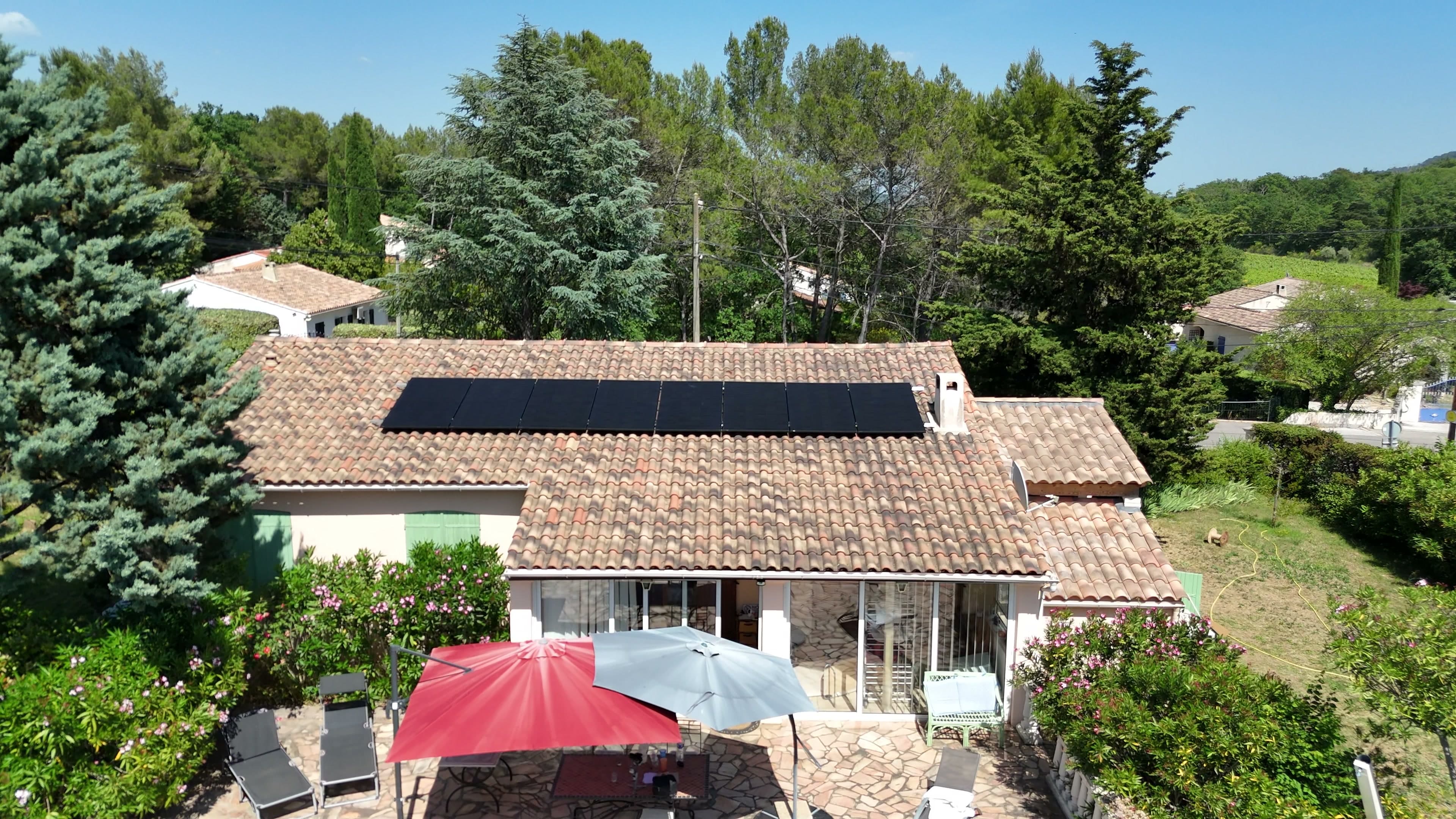 Toiture photovoltaïque face à l'horizon, Côte d'Azur — production pour eau chaude