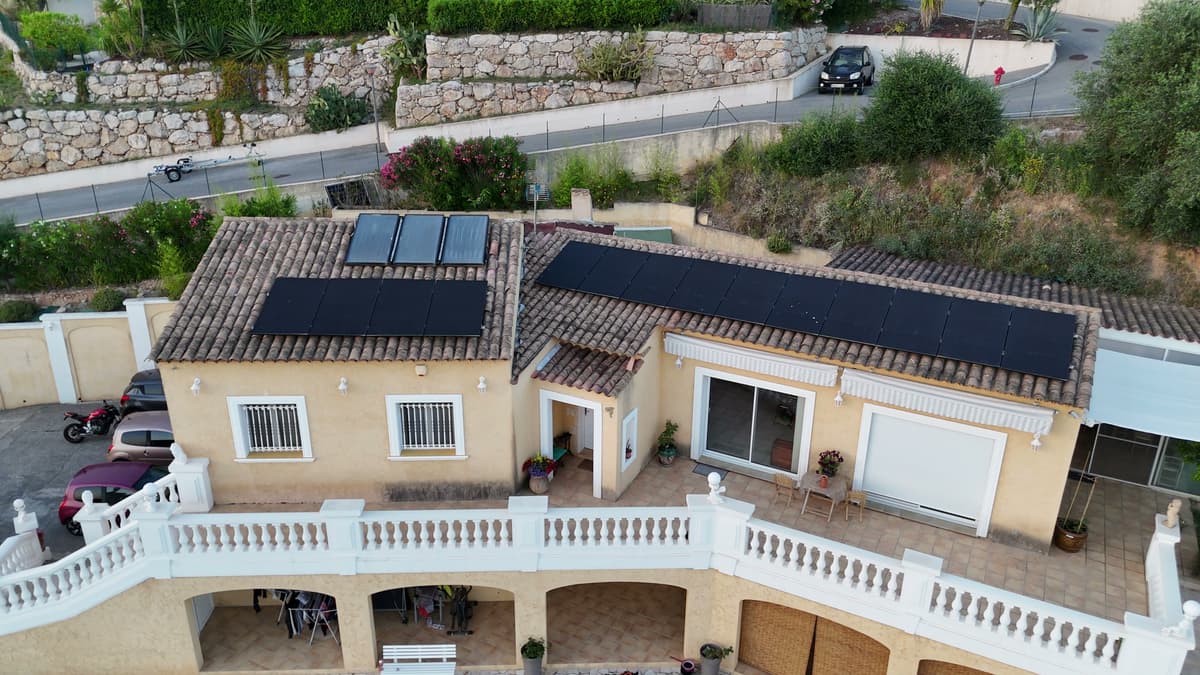 Villa avec panneaux solaires sur plusieurs pans, terrasse en pierre — Côte d'Azur