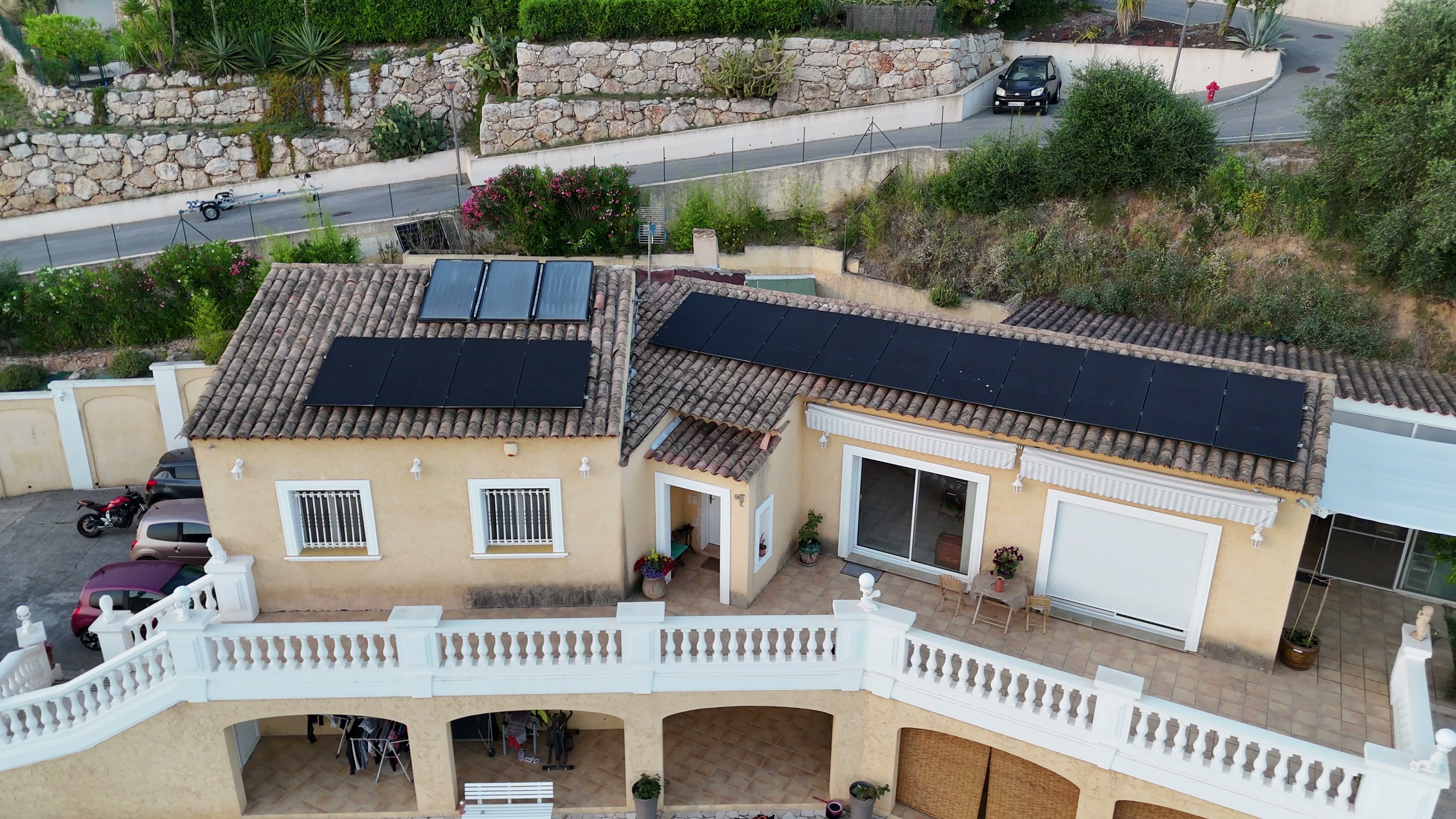 Villa avec panneaux solaires sur plusieurs pans, terrasse en pierre — Côte d'Azur