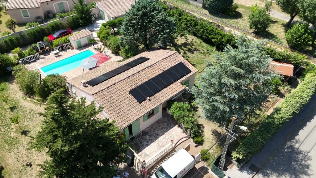 Vue aérienne d'une installation photovoltaïque Est/Ouest sur toiture en tuiles — piscine et jardin, Côte d'Azur